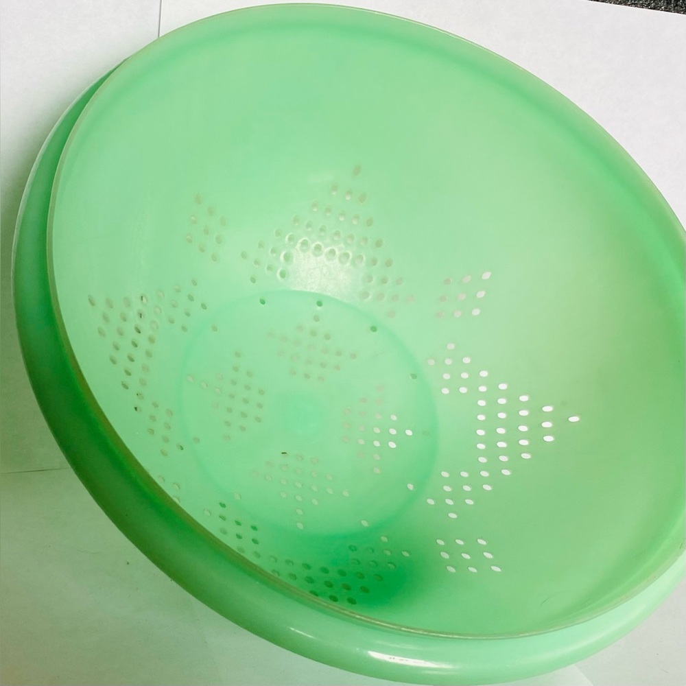 Vintage Tupperware 339 Jadeite Green Colander Strainer 9” Diameter USA